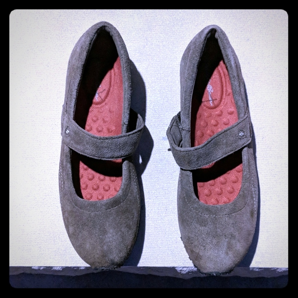 Eddie Bauer Mary Jane sneaker taupe suede flats 9